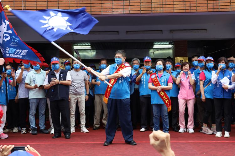 楊文科登記前揮舞戰旗，展現勝利氣勢。楊文科團隊提供