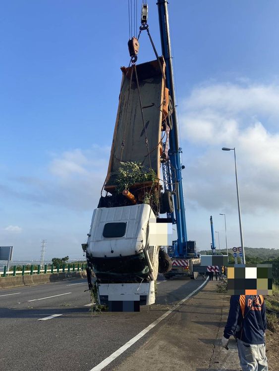 肇事砂石車被吊離。警方提供