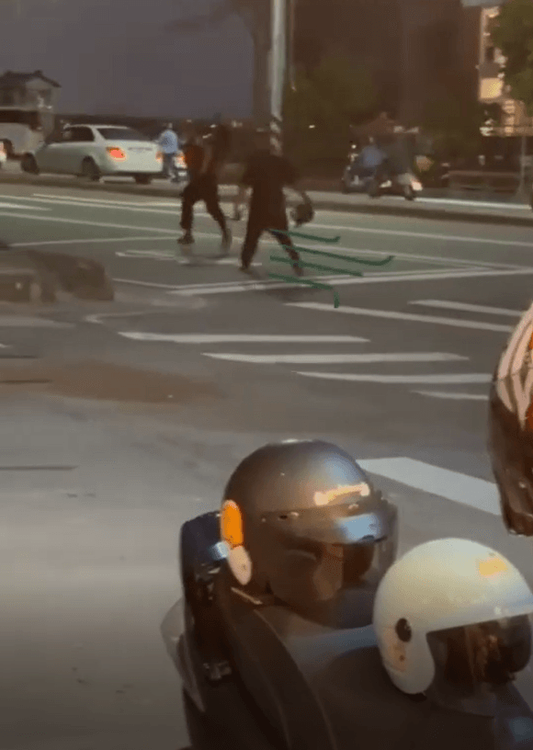 戴姓保全手上皮帶被搶走，金姓保全趁勢從後追趕。翻攝社會事新聞影音