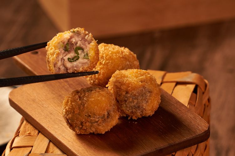 以溫體牛製作的創意料理「酥炸牛肉起司球」。牛本色提供