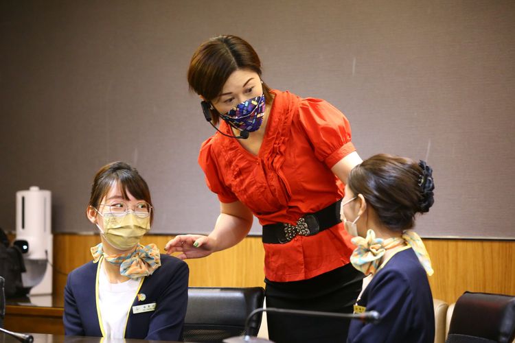 美姿美儀訓練課程，老師一一觀察講解。施昂強攝