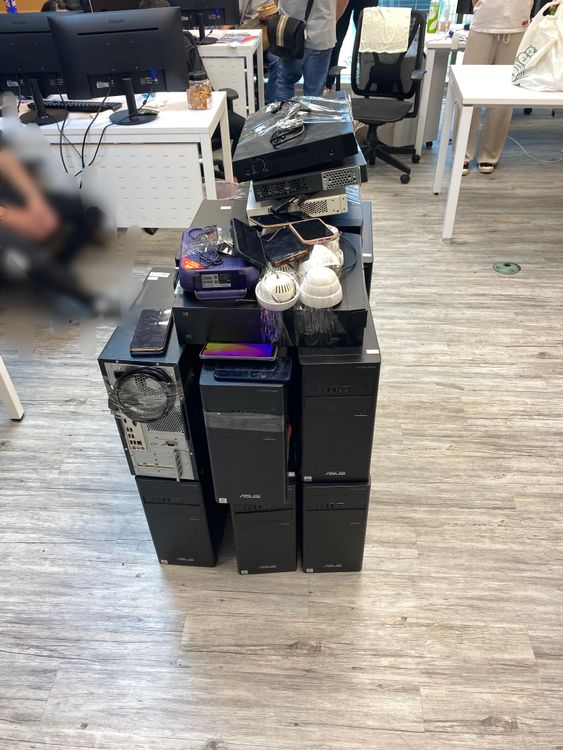 警方查扣電腦主機等證物。讀者提供