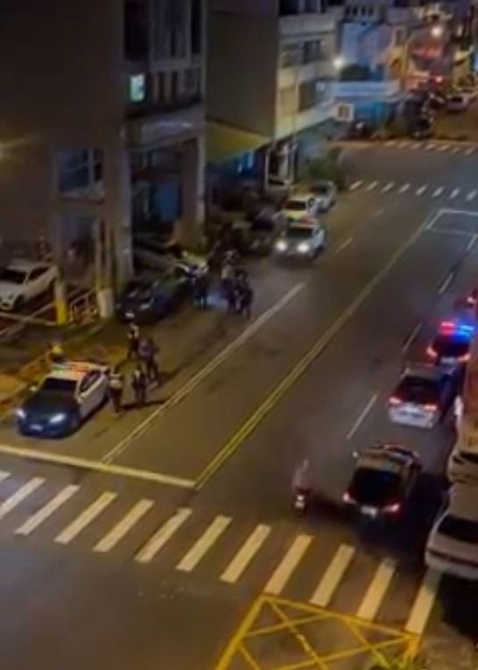 大批員警和警車到場，民眾驚呼：「天啊，都是警察！」讀者提供