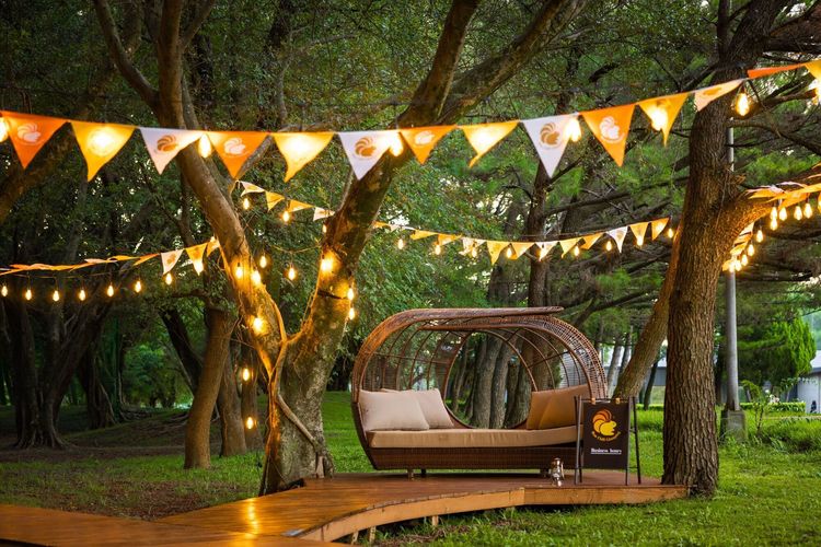 所有露營車皆設有專屬南方松木棧板，戶外獨立空間營造愜意悠閒的度假感。天成提供