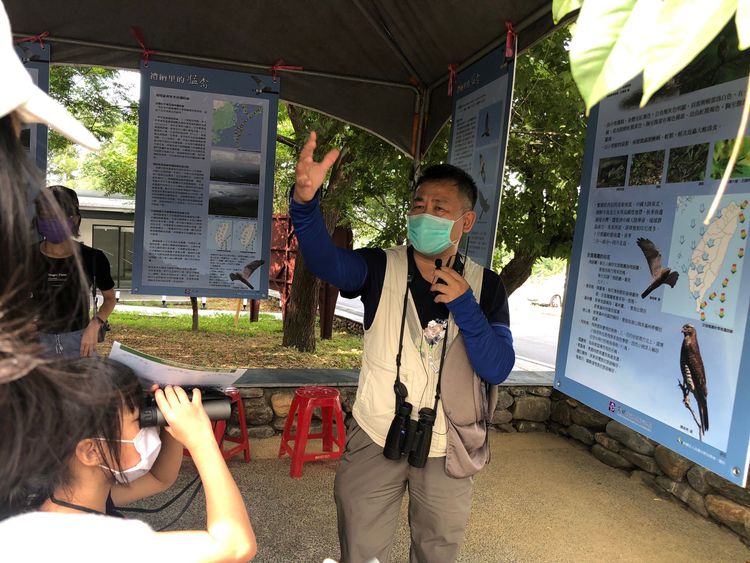 賞鷹前，老師會先專業講解如何賞鷹等注意事項。茂管處提供