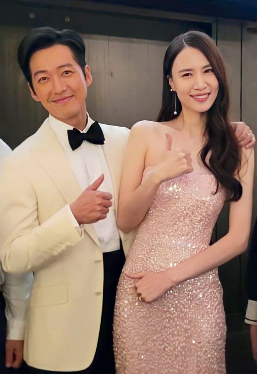 南宮珉（左）、秦雅凜換上第2套禮服。翻攝IG