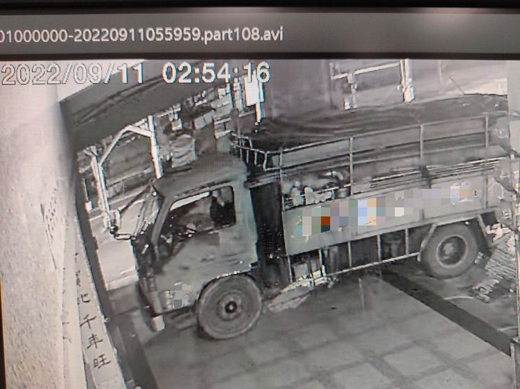 高市環保局查獲不肖工程行業者在住宅區水溝傾倒廢油。高市府提供