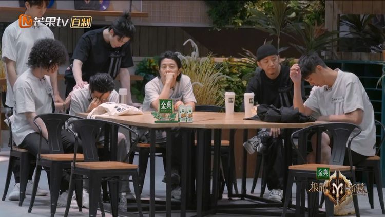 杜德偉（前排左二）流淚不捨隊員遭淘汰，其他人也難掩悲傷。翻攝披荊斬棘畫面