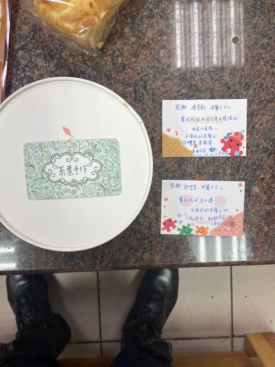 呂女特別寫下卡片並準備手作蛋糕，向警員表達感謝之意。警方提供