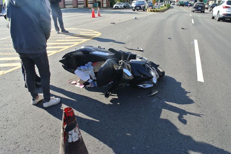 機車被撞倒地，少女手部骨折，後座男乘客傷重送醫搶救。讀者提供