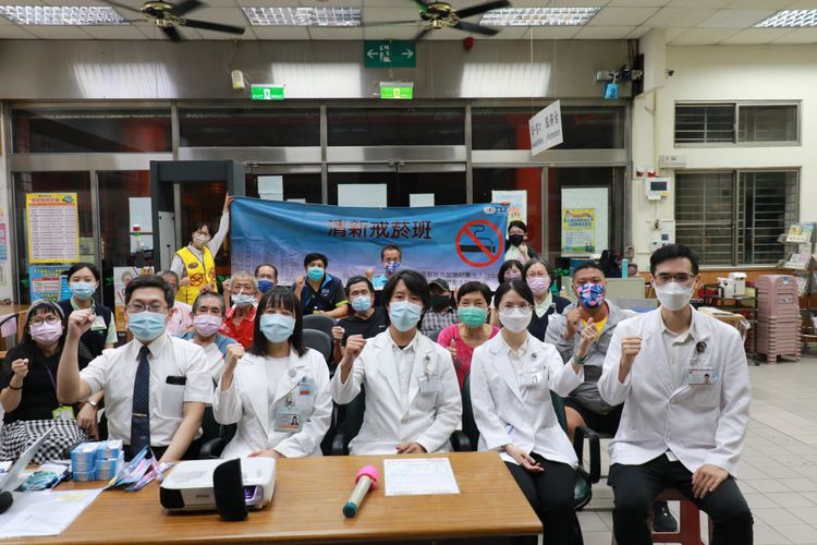 台中慈濟醫院開辦戒菸班長達十年，最新一期在潭子區衛生所開班，九位新學員大聲宣示：我要戒菸。台中慈濟醫院提供