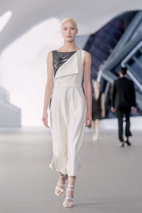 精巧的刺繡花卉圖騰與布料相映散發細膩的立體面度之美。品牌提供