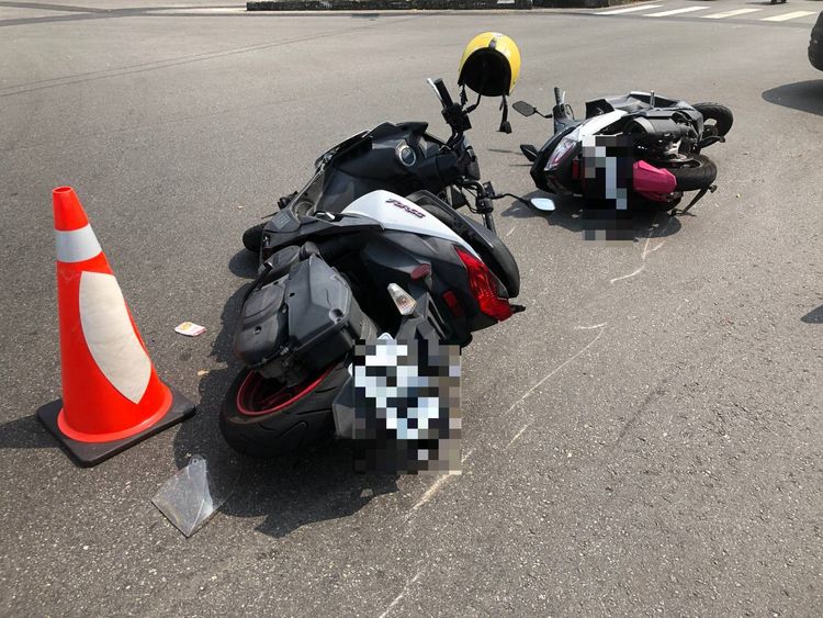 兩輛機車相撞後均倒地並有受損。讀者提供