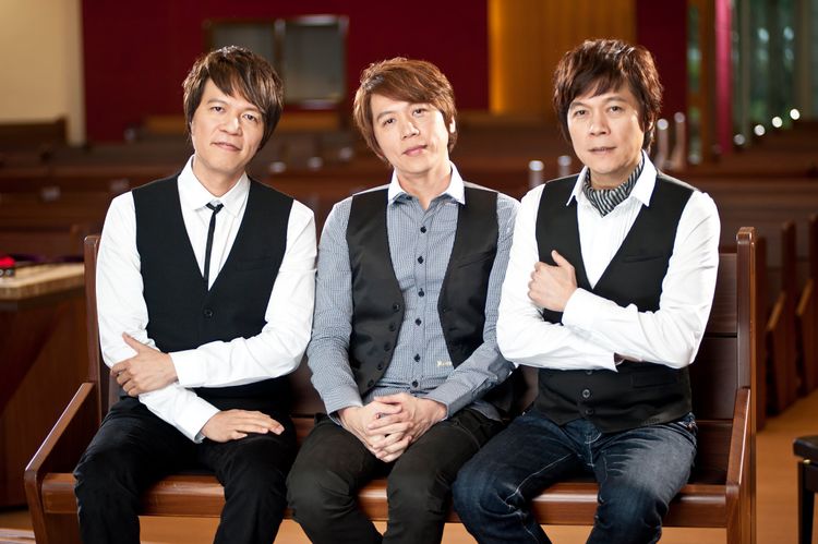 洪一峰兒子們（左起洪榮良、洪敬堯、洪榮宏）。財團法人洪一峰文化藝術基金會提供