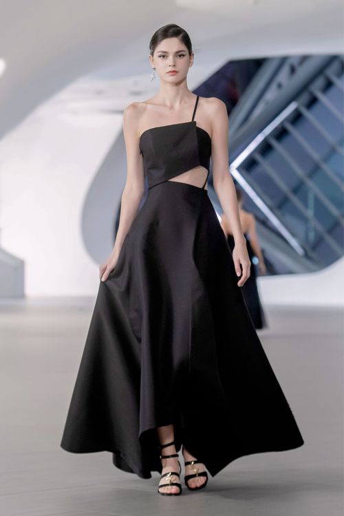 2023春夏系列以七巧板為靈感，將幾何圖形拼砌出的奇思妙想呈現於時裝設計。品牌提供