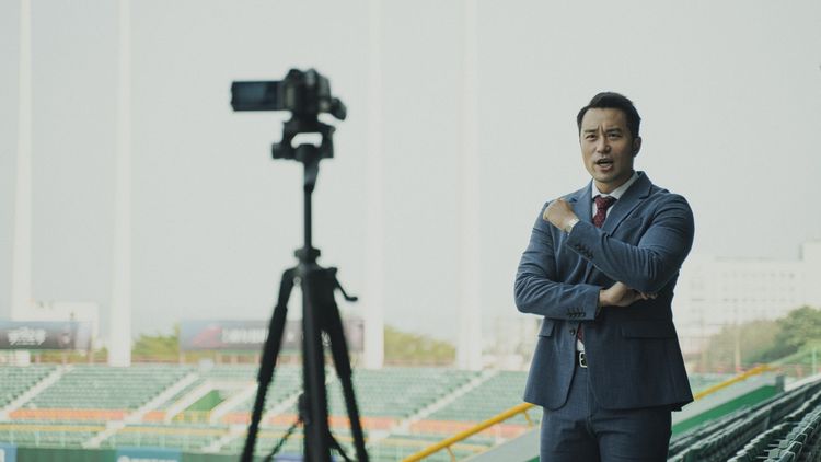 張孝全在片中挑戰名嘴快嘴。威視電影提供