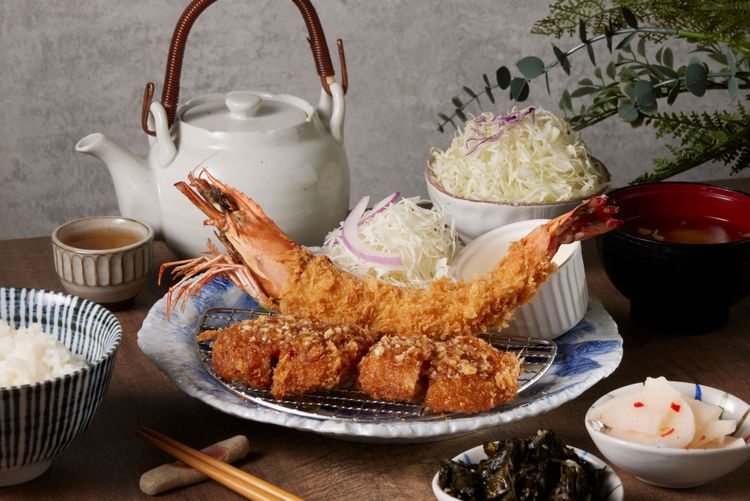 韓式蜂蜜蒜味海大蝦熟成腰內豬排售價560元，10％服務費另計。業者提供