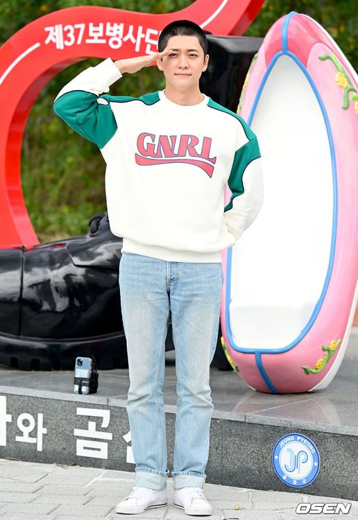 姜泰伍今天到新兵訓練中心報到，向粉絲敬禮致意。翻攝OSEN