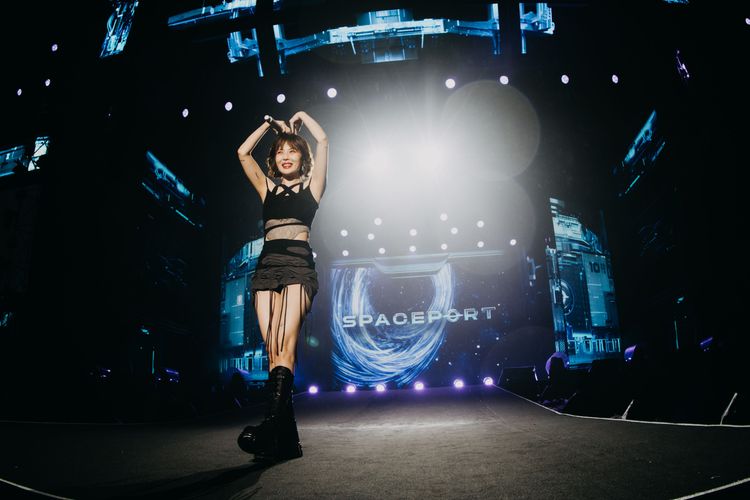 泫雅看到滿場的粉絲感動不已，比出大愛心致謝。太空港音樂嘉年華提供