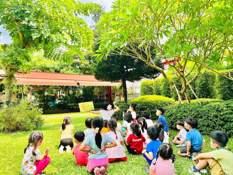 幼兒園小朋友戶外上課戴口罩。翻攝自幼兒園臉書