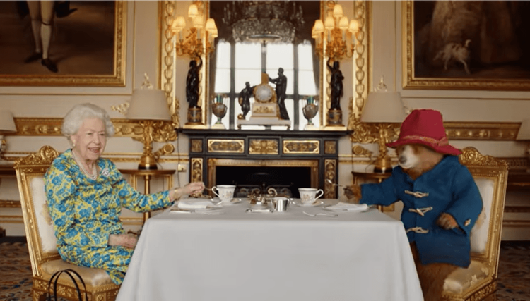 女王和柏靈頓熊合拍片。翻攝 The Royal Family YouTube