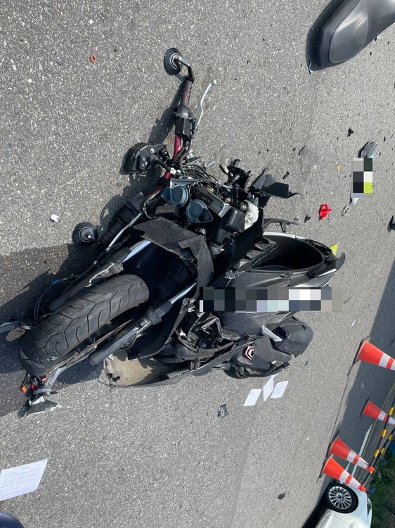 官姓少年機車受損。讀者提供