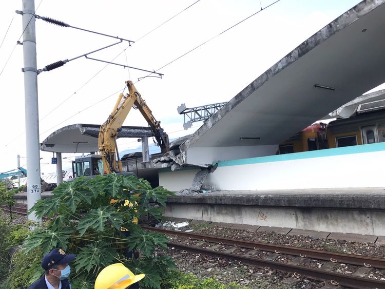 東里站因強震受損。鄭孟晃攝