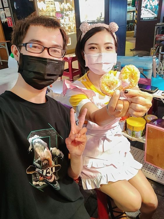 鄧佳華近期跨領域和美女店長賣雞蛋糕。翻攝自鄧佳華臉書