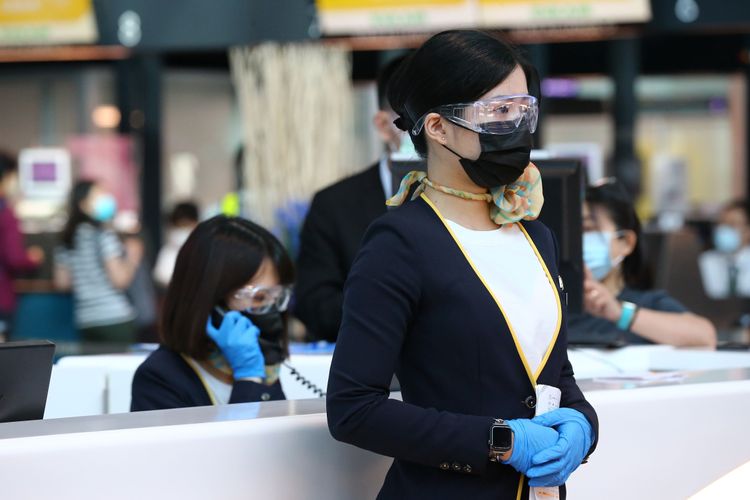 機場服務櫃檯人員，每位天使看起來都很有精神。施昂強攝