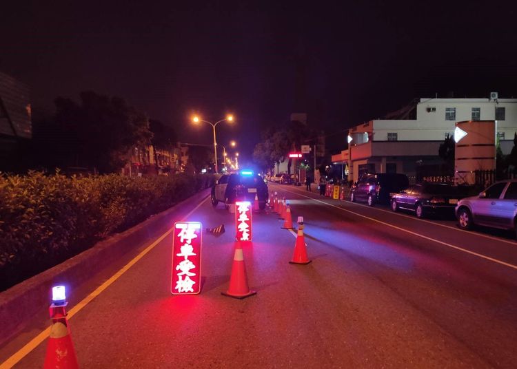 台中市警局於各重要路口設崗佈署警力取締酒駕。台中市交通警察大隊提供