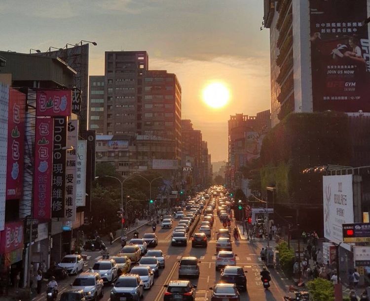 台中市公益路是觀賞懸日最佳路段。讀者提供