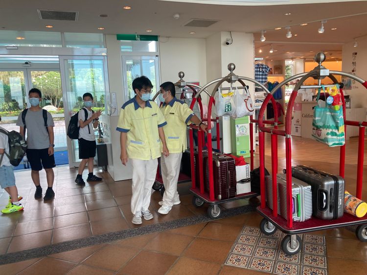 飯店業者接待入住客忙，拖運行李也忙。陳宏銘攝