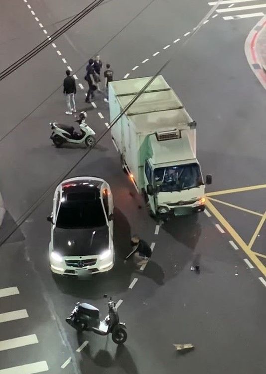 林姓及徐姓男子當著警員的面作勢欲毆打吳男。翻攝自臉書社團爆料公社