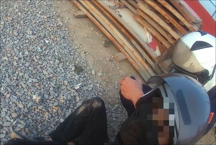 警員奮力將杜男壓制在地，才發現當天就是他的生日，還暖心以翻譯軟體祝他生日快樂。讀者提供。