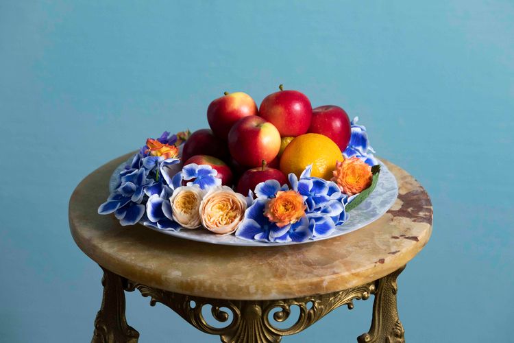 選擇高度、深度不同的盤器，巧妙利用錯落差，簡單點綴鮮豔花材，就能創造豐富視覺。業者提供