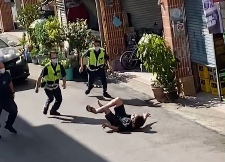 男子不慎跌倒。翻攝記者爆料網