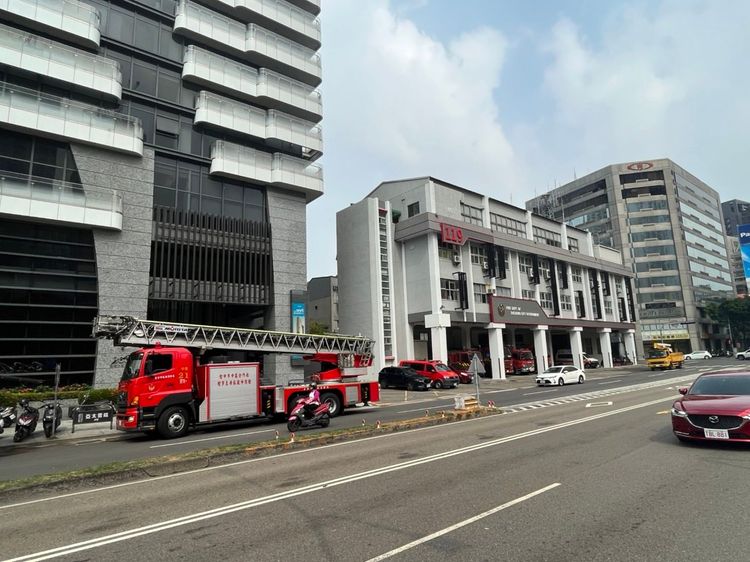 雖然並未失火，消防車仍停在亞太雲端大樓前警戒。周庭慶攝
