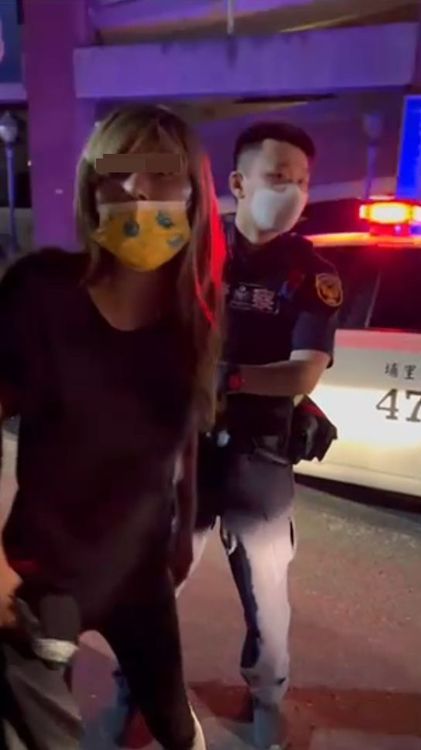 張女不斷對蒐證警消人員嗆聲。讀者提供