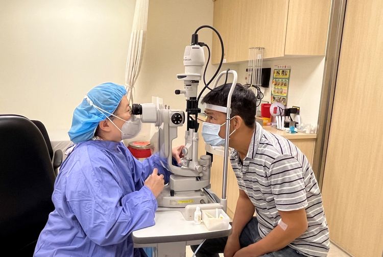 麥令琴醫師為阮先生進行檢查。亞東醫院提供