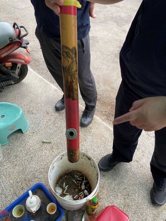 越南當地抽水煙盛行，許多在台的越南移工也透過抽水煙解鄉愁。台中市專勤隊提供