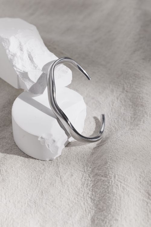 流線波浪 手環，售價850元。業者提供