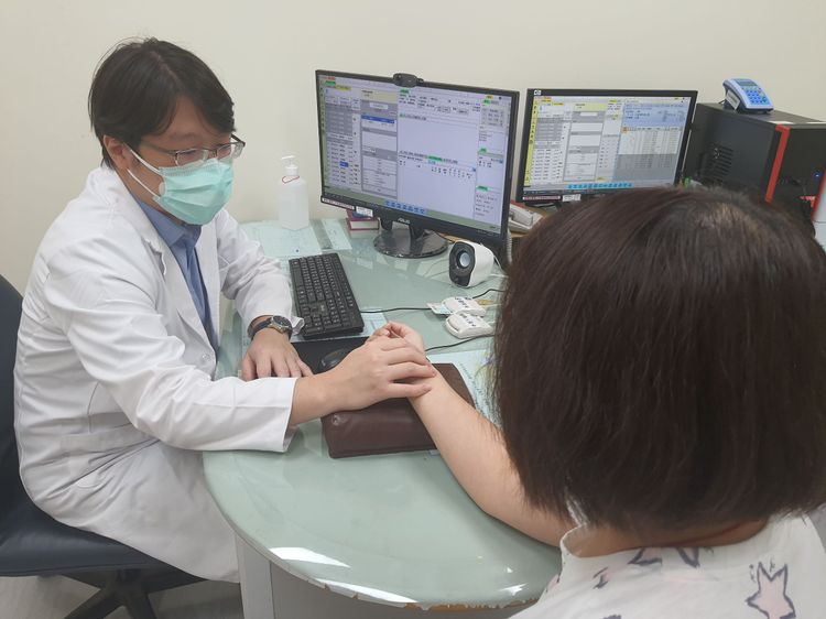 大里仁愛醫院中醫師薛敦品強調，生活起居、情緒、飲食控管得宜可有效防範胃食道逆流。大里仁愛醫院提供