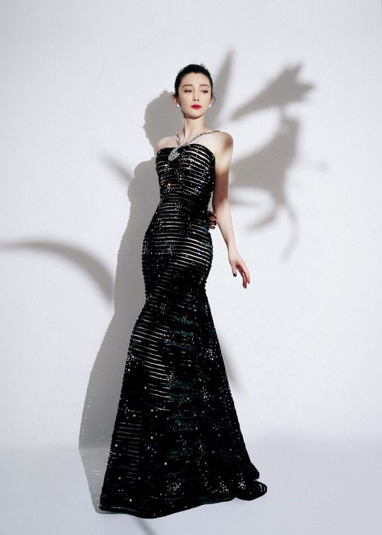 49歲的李冰冰展現性感S曲線。翻攝自李冰冰工作室微博