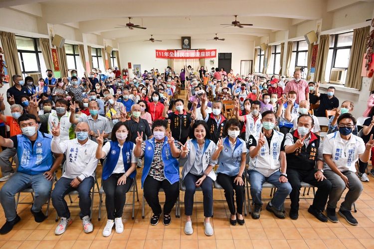 柯志恩（左5）本月3日與同黨小港區提名同志見面會時，陳識明（左1）神情嚴肅，陳麗娜（左3）與國民黨高市黨部主委許福明（右3）則是笑逐顏開。柯志恩陣營提供