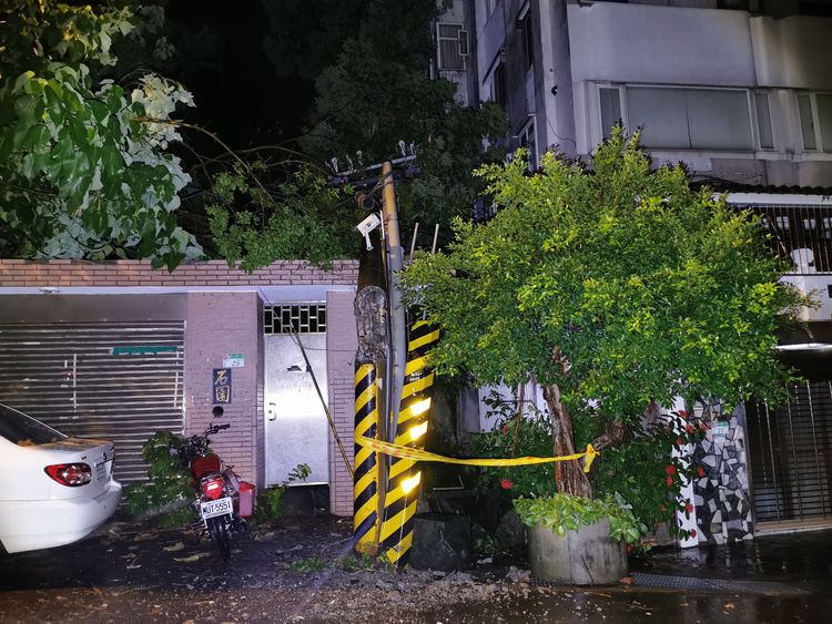 電線桿倒在民宅上方。陸運鋒攝