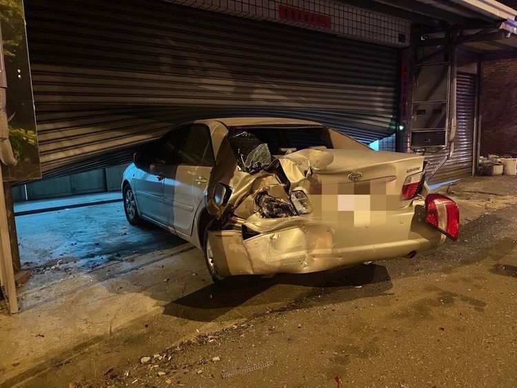 路邊車輛被撞到衝進草爺公司。草爺提供