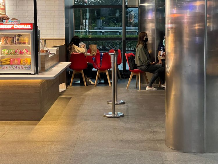 蘇姓被害人與嫌犯約在甜甜圈店的座位區交易虛擬貨幣，卻遭對方趁機搶走鉅款。王煌忠攝