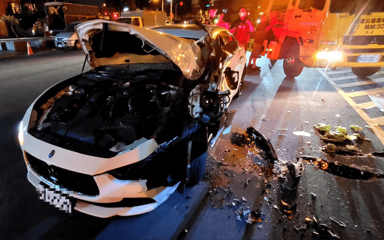 瑪莎拉蒂左前及車側，嚴重毀損，初估修復費用超過百萬。讀者提供