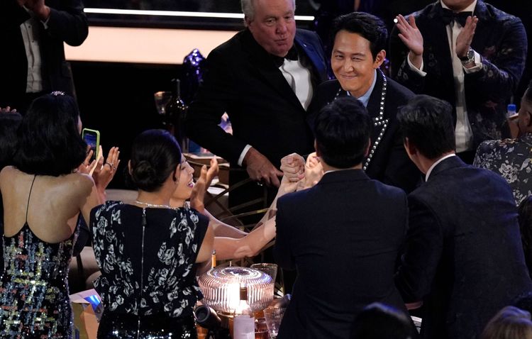 李政宰上台前接受《魷魚遊戲》演員的祝賀。美聯社