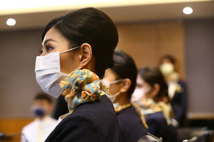 擔任機場櫃檯服務員在打扮上也需要整齊美觀以及端莊。施昂強攝